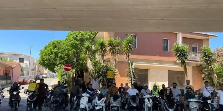 Protestano oltre 40 rider di Glovo, sciopero e sit-in a Olbia