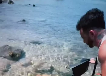 Salmo compra e libera aragosta, ‘non sono riuscito a mangiarla’