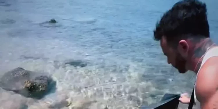 Salmo compra e libera aragosta, ‘non sono riuscito a mangiarla’