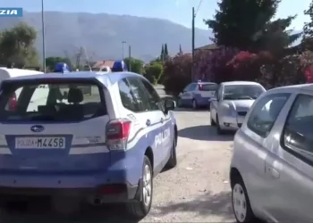 Rapina con sparatoria in centro commerciale a Roma