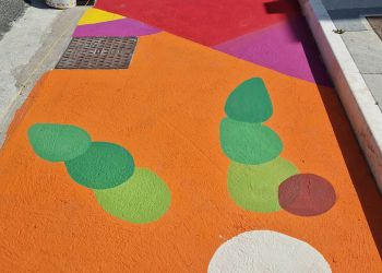 Giorgio Casu firma il nuovo progetto di street art nella via principale di Masullas, ispirato alla geologia del territorio