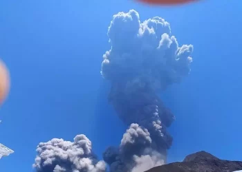 Nuova esplosione sullo Stromboli, nube sull’isola