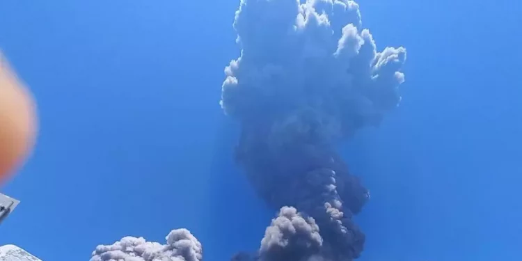 Nuova esplosione sullo Stromboli, nube sull’isola