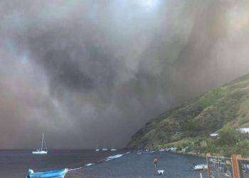 Stromboli, esplosione e intensa nube di cenere lavica sulla Sciara del Fuoco
