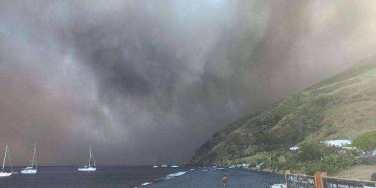 Stromboli, esplosione e intensa nube di cenere lavica sulla Sciara del Fuoco