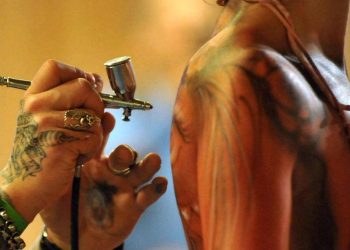 Tattoo e trucco permanente, l’allarme: batteri in un inchiostro su 3