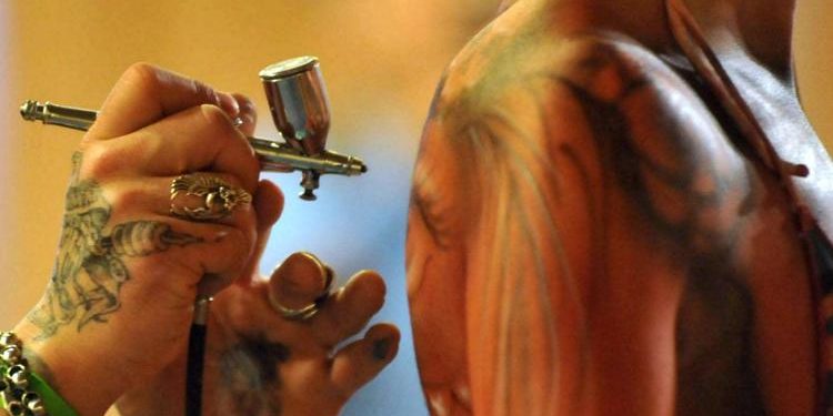 Tattoo e trucco permanente, l’allarme: batteri in un inchiostro su 3