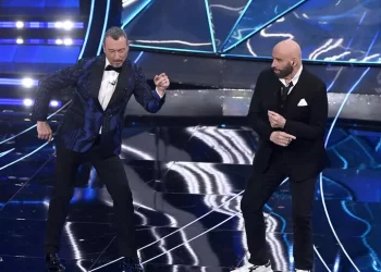 Agcom, a Sanremo 2024 pubblicità occulta scarpe Travolta