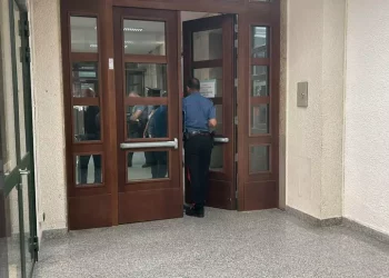 Si ferisce con una lametta in tribunale a Cagliari, bloccato