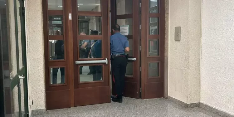 Si ferisce con una lametta in tribunale a Cagliari, bloccato