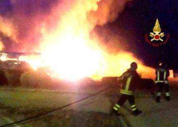 Paura nella notte a Pirri, residenti svegliati dalle fiamme