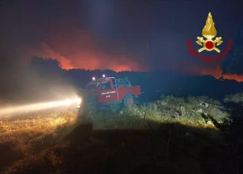 4 Canadair e 5 elicotteri su fiamme Nuorese, 4 ovili evacuati