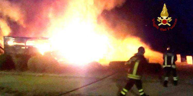 Paura nella notte a Pirri, residenti svegliati dalle fiamme
