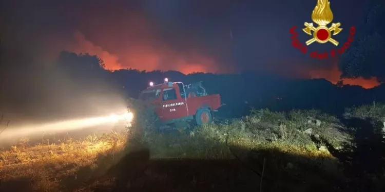 4 Canadair e 5 elicotteri su fiamme Nuorese, 4 ovili evacuati