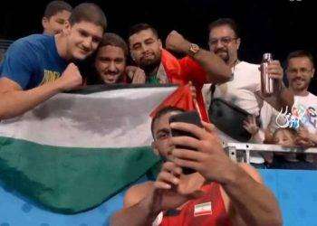 L’atleta iraniano Azar Pira vince la medaglia di bronzo di lotta libera e scatta selfie con bandiera palestinese