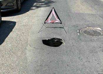 Cagliari, si apre una voragine nel Quartiere del Sole: strada chiusa al traffico