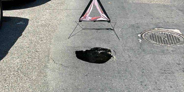 Cagliari, si apre una voragine nel Quartiere del Sole: strada chiusa al traffico