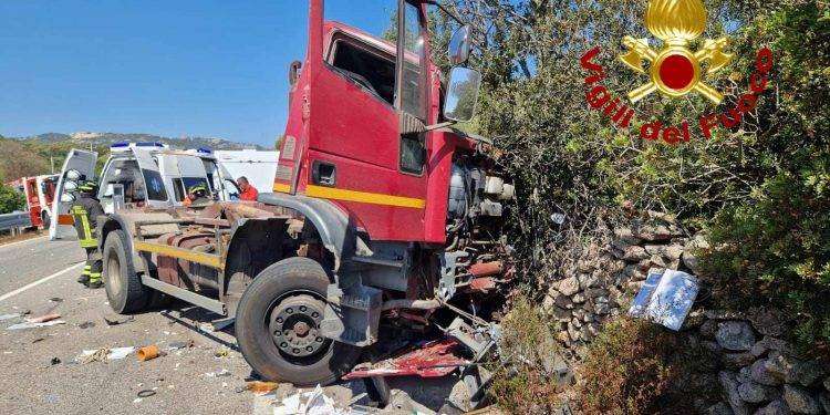 Gravissimo incidente in Gallura: frontale tra camper e camion: 5 feriti in condizioni critiche