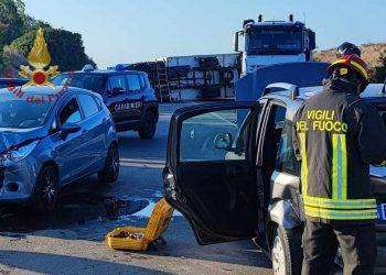 Scontro sulla 125 al bivio di Maracalagonis: furgone ribaltato, due feriti