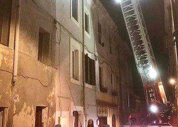 Mansarda a fuoco: paura nel centro storico di Sassari