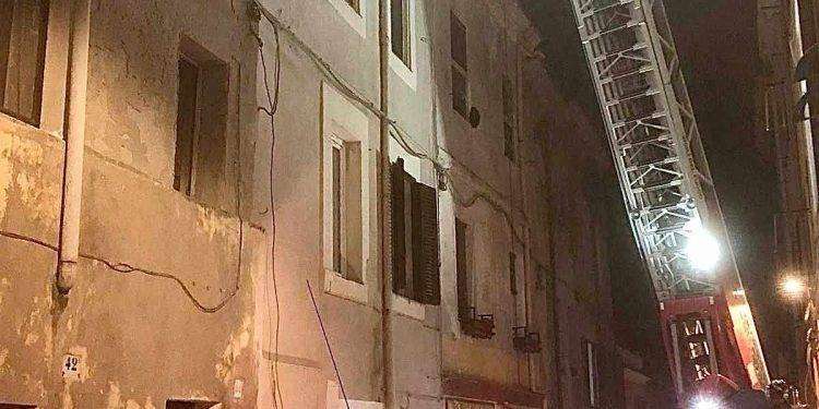 Mansarda a fuoco: paura nel centro storico di Sassari