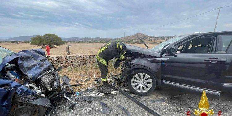 Tragedia in Gallura: scontro frontale tra due auto: un morto