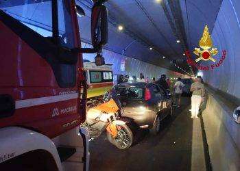 Budoni, scontro tra quattro auto e una moto: un ferito e traffico in tilt