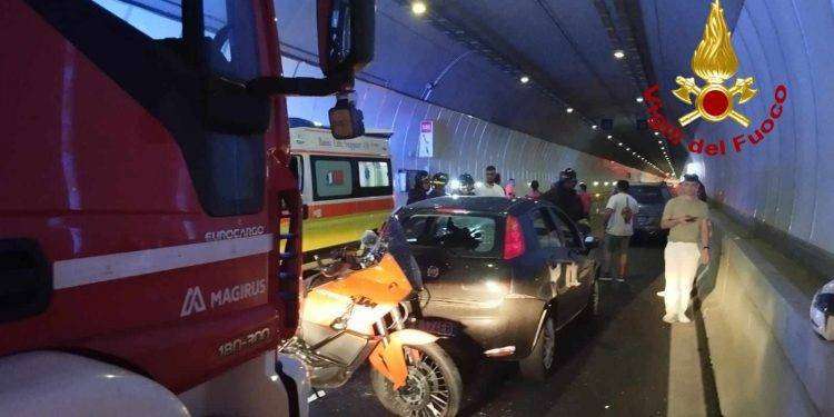 Budoni, scontro tra quattro auto e una moto: un ferito e traffico in tilt