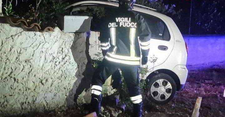 Sassari, finisce fuori strada e sbatte contro un palo: un ferito