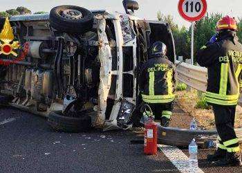 Furgone si ribalta sulla 131: il conducente trasportato in ospedale