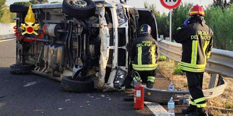 Furgone si ribalta sulla 131: il conducente trasportato in ospedale
