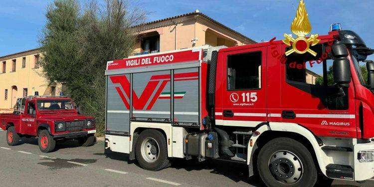 Paura a San Teodoro, abitazione in fiamme: uomo di 61 anni salvato dai Vigili del Fuoco