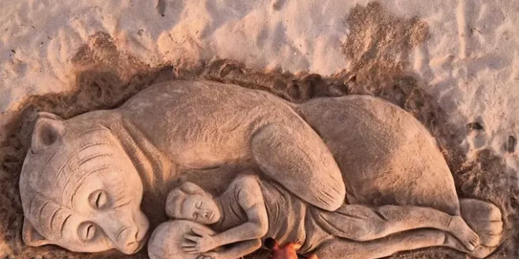 Maxi scultura sulla spiaggia di Platamona in Sardegna per l’orsa Kj1