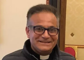 Abusi su minori in cambio di regali, prete arrestato a Genova