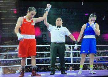 Parigi 24 Boxe, Angela Carini abbandona il match contro Imane Khelif, si inginocchia e piange