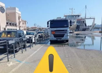Falla nell’autobotte allo sbarco, gasolio nel porto La Maddalena