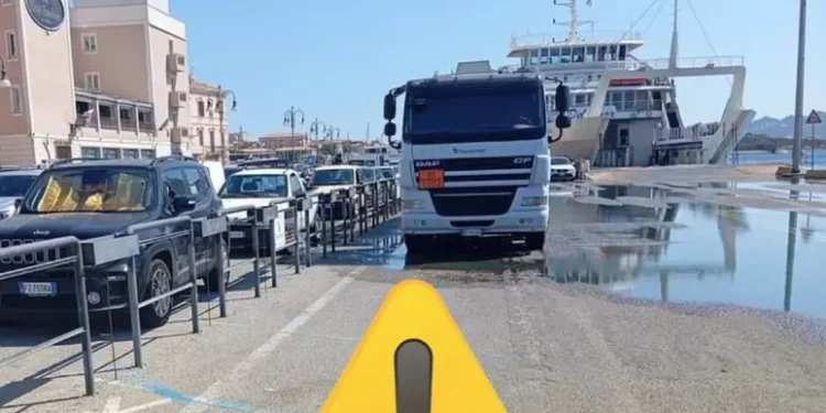 Falla nell’autobotte allo sbarco, gasolio nel porto La Maddalena
