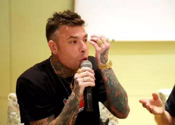 Malore in volo per Fedez, ricoverato e dimesso a Brindisi