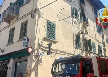 Fiamme in casa nel Pisano, morta una bambina