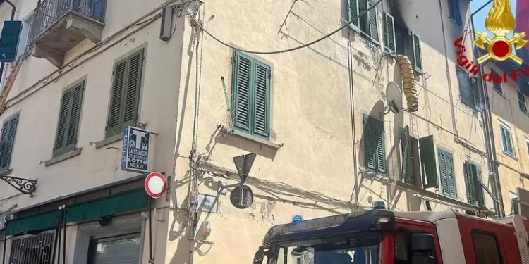 Fiamme in casa nel Pisano, morta una bambina