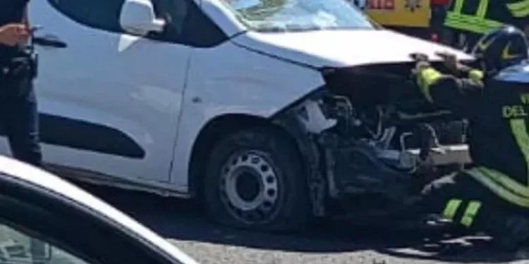 Furgone si ribalta a Sassari, conducente in gravi condizioni