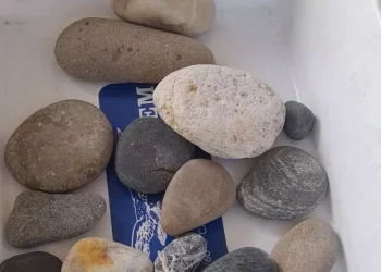 In valigia coi sassi ‘rubati’, turisti fermati al porto di Olbia