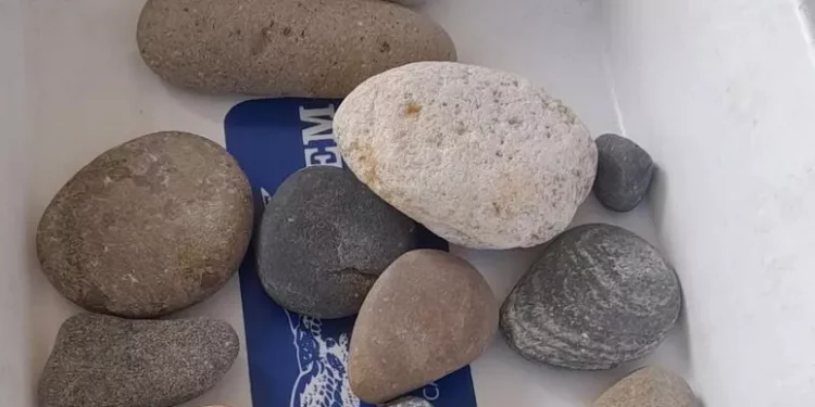 In valigia coi sassi ‘rubati’, turisti fermati al porto di Olbia