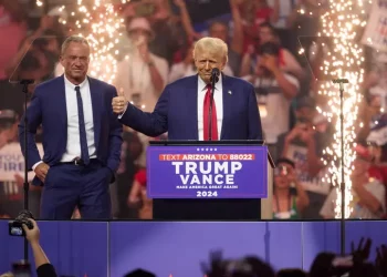 Kennedy Jr si ritira e appoggia Trump