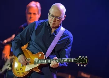 Mark Knopfler compie 75 anni, dai Dire Straits alla carriera solista