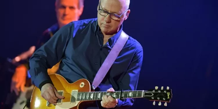 Mark Knopfler compie 75 anni, dai Dire Straits alla carriera solista
