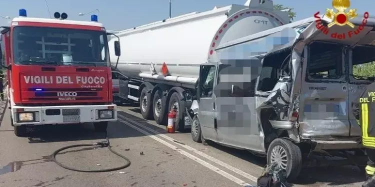 Maxi tamponamento a Capoterra, ferita intera famiglia su furgone