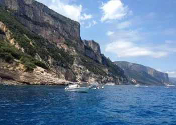 Motonave entra in grotta in Sardegna, ‘come Schettino’