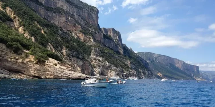 Motonave entra in grotta in Sardegna, ‘come Schettino’