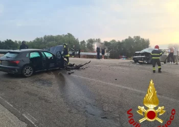 Olbia, scontro frontale: quattro ragazze e un uomo in ospedale